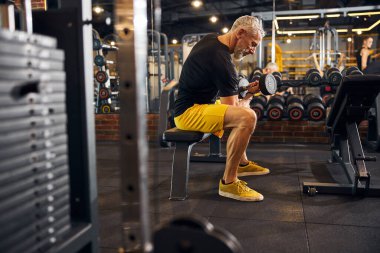 Spor salonunda çalışan ciddi bir vücut geliştirici.
