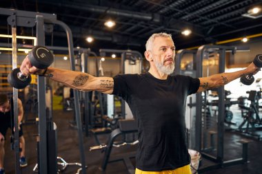 Profesyonel sporcu güçlü bir antrenman yapıyor.