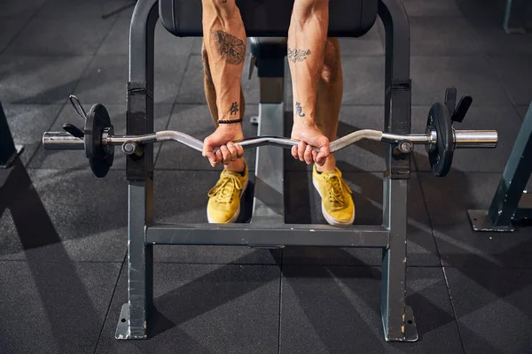 Experienced Caucasian male athlete working his biceps — Stock Photo, Image