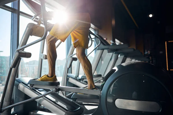 Ajuste o treinamento do homem adulto na máquina de exercício — Fotografia de Stock