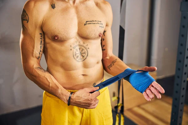 Tattooed boxer getting ready for the workout — Stock Photo, Image