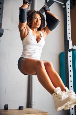 Formda kadın jimnastikçi güç egzersizi yapıyor.