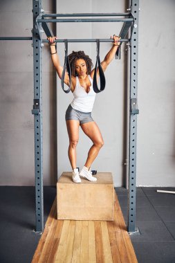 Egzersiz sırasında kameraya poz veren çekici jimnastikçi.