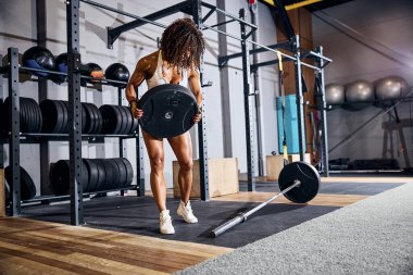 Kadın vücut geliştirici. Güç antrenmanı için hazırlanıyor.