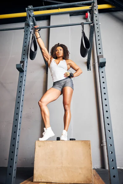 Professionell idrottskvinna gör sig redo för enarmad pull-up — Stockfoto