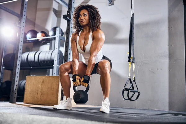 Curly-haired fit lady träning med vikter — Stockfoto