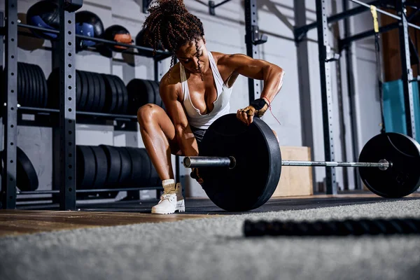 Stark atletisk dam gör sig redo för styrketräning — Stockfoto