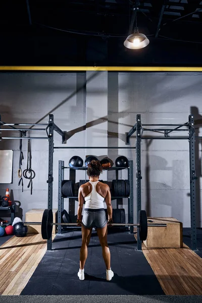 Kvinnlig tyngdlyftare tränar på gymmet — Stockfoto
