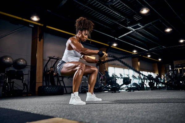 Mulher atlética fazendo o exercício cardio de corpo inteiro — Fotografia de Stock