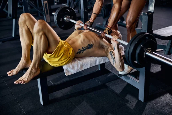 Gray-haired male bodybuilder doing a weight-lifting exercise — Stock Photo, Image