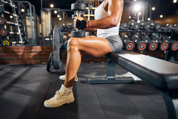 Vrouwelijke atleet aan het trainen op de halterbank — Stockfoto