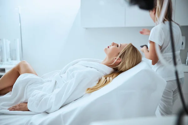 Relaxed woman before a cosmetic procedure in a beauty clinic — Stock Photo, Image