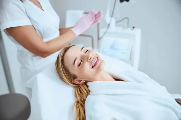 Gefallen blonde Patientin in einem Schönheitssalon — Stockfoto