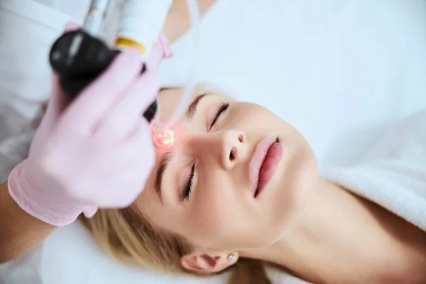 Young Caucasian woman being treated for forehead wrinkles — Stock Photo, Image