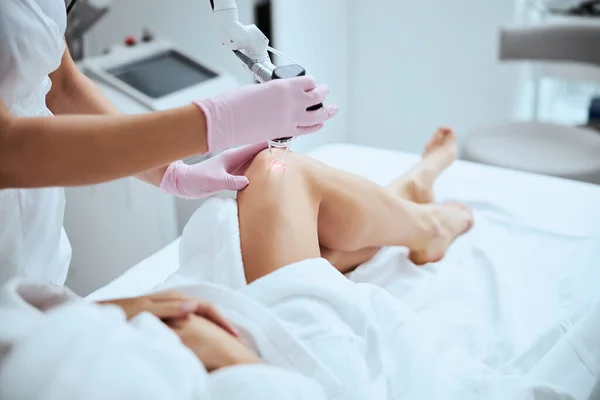 Young woman being treated for spider veins — Stock Photo, Image