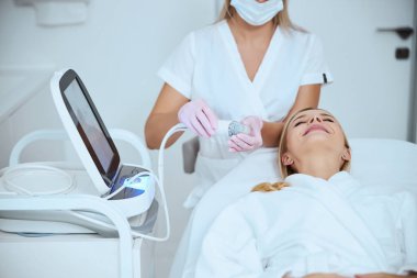 Profesyonel kozmetik uzmanı ekipmanları işe hazırlıyor