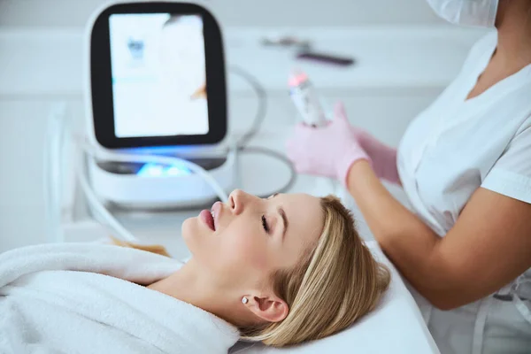 Female patient relaxing before the skin treatment — Stock Photo, Image