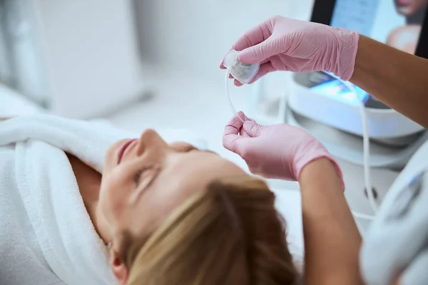 Médico sosteniendo un cartucho de aguja en sus manos — Foto de Stock