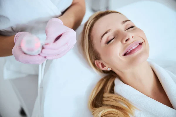 Atractiva paciente rubia sonriendo antes del procedimiento cosmético — Foto de Stock