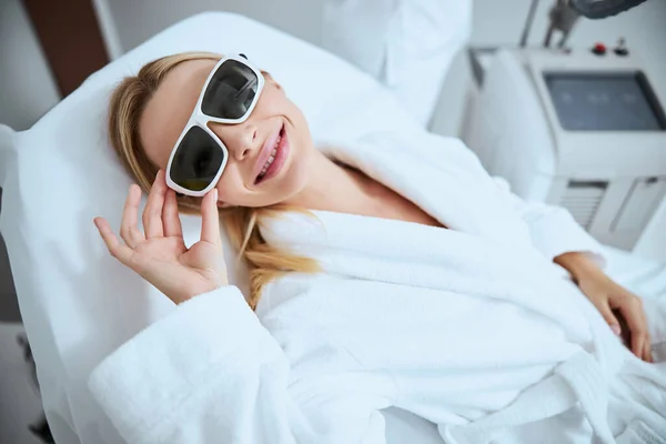 Mujer alegre relajándose antes del procedimiento — Foto de Stock