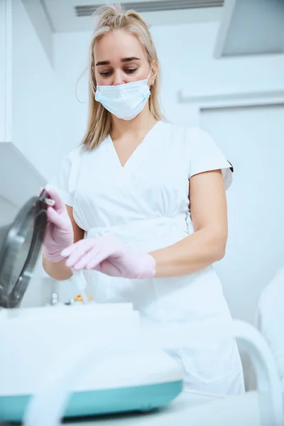 Dermatólogo preparando el suero para un procedimiento de tratamiento — Foto de Stock