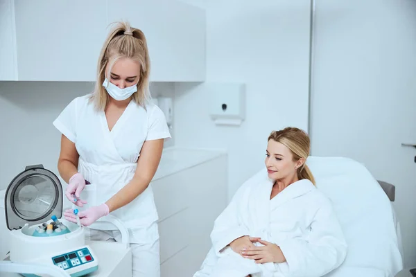 Médico enfocado preparándose para una inyección de plasma rico en plaquetas — Foto de Stock