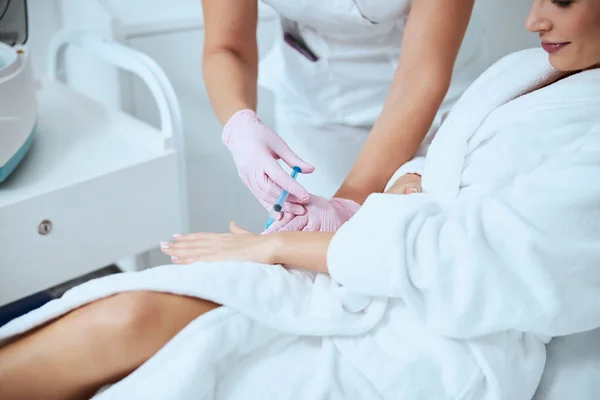 Woman client undergoing the hand rejuvenation procedure — Stock Photo, Image