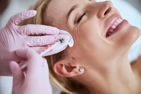 Woman client getting rid of crows feet — Stock Photo, Image