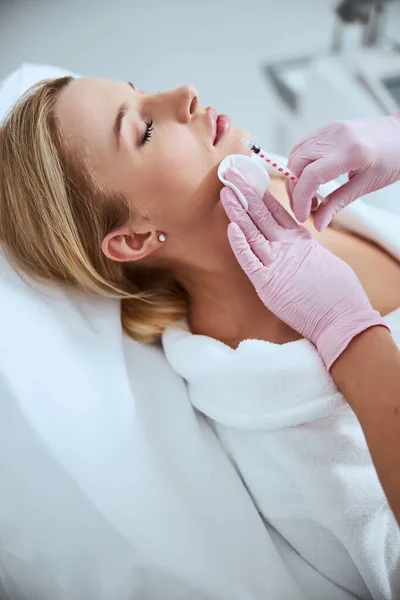 Paziente femminile ottenere un trattamento della pelle facciale — Foto Stock