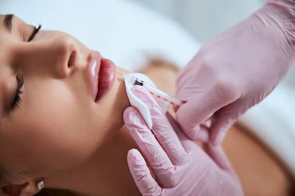 Beautiful young woman undergoing a non-surgical cosmetic procedure — Stock Photo, Image