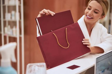 Güzel beyaz kadın hediyesiyle seviniyor.