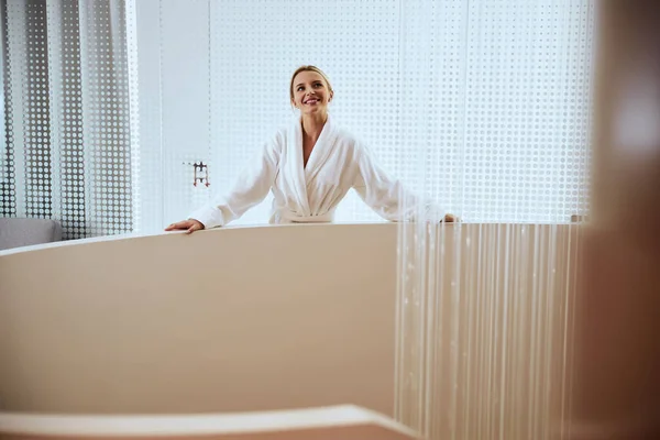 Krásná dáma stojící ve wellness centru — Stock fotografie