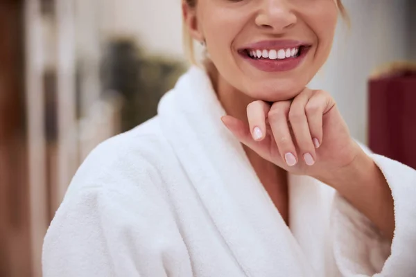 Sorridente cliente spa indossando un accappatoio di spugna — Foto Stock