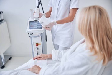 Kozmetik kliniğinde yüz soyma için modern elektrikli cihaz görüntüsü