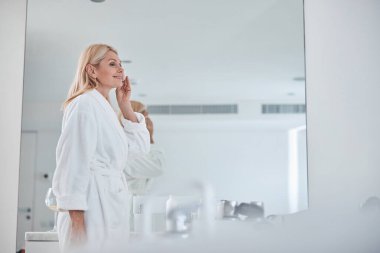 Güzel bir bayan sabahları kaplıcada harika vakit geçiriyor.