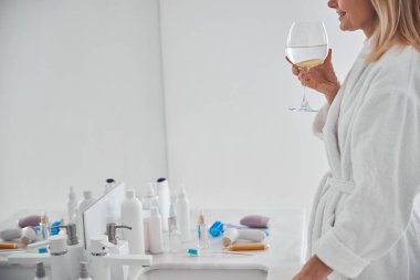 Güzel bayan, sabahların tadını çıkarıyor. İçerideki lezzetli içecekle.