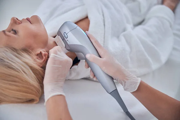 Чарівна бізнес-леді отримує ультра колишню масажну шию в дерматологічній клініці — стокове фото