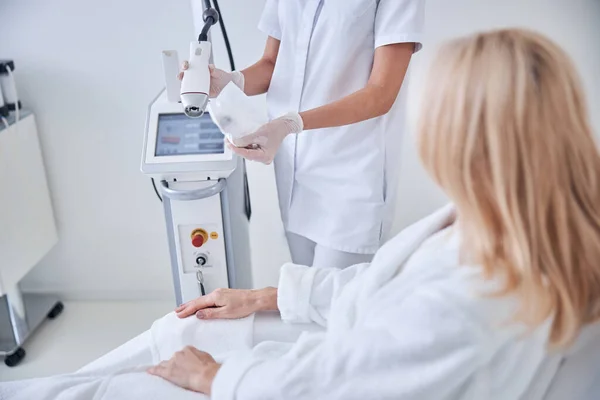Afbeelding van elektrisch modern apparaat voor gezichtsschilfering in kosmetologische kliniek — Stockfoto