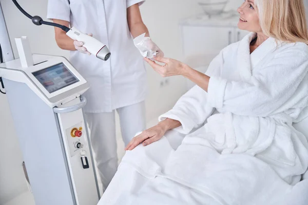 Glücklich lächelnder Patient verbringt Zeit im Beauty-Kabinett — Stockfoto