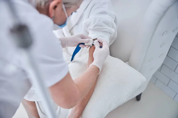 Certifierad kvinnlig läkare får IV infusion i skönhetscenter — Stockfoto