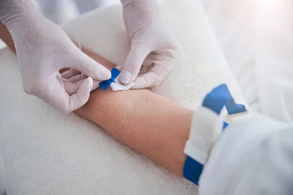 Certifierad läkare som förbereder en patient för intravenös behandling — Stockfoto