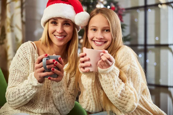 Fröhliche Mutter und Tochter an Silvester drinnen — Stockfoto