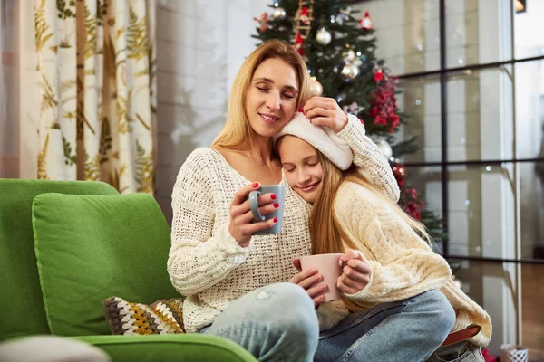 Menina adolescente feliz relaxando com a mãe no Natal — Fotografia de Stock