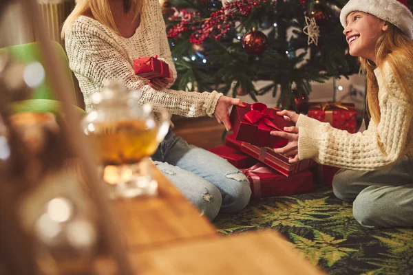 Happy cute girl getting gift from mom on Boxing Day — Stock Photo, Image