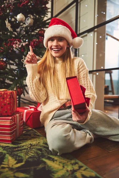 Alegre adolescente apertura regalos en Navidad — Foto de Stock