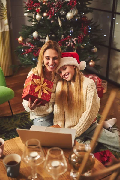 Mujer feliz con hija haciendo videollamada en Navidad — Foto de Stock