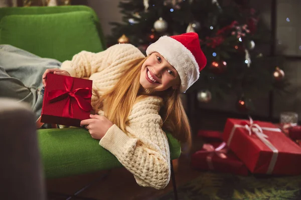 Souriant fille passer heureux Boxe Jour à la maison — Photo