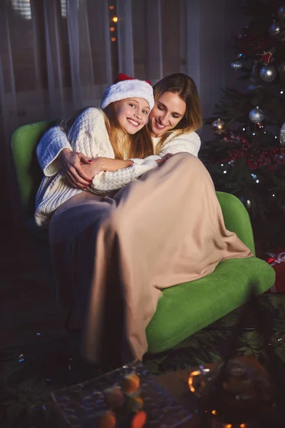 Buon Natale con mamma e figlia a casa — Foto Stock