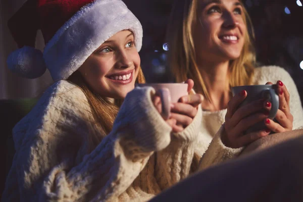 Jolly ragazza rilassante con la mamma prima di Natale — Foto Stock