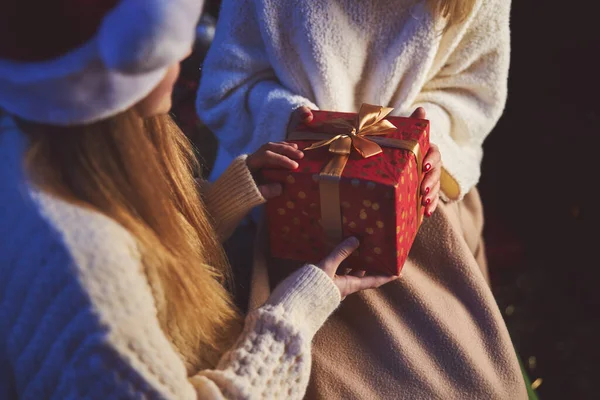 Cuidadora madre dando regalo a su hija en Navidad —  Fotos de Stock